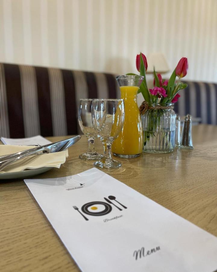 Отель Diva Kacica Restaurant & Pansion Комарно Экстерьер фото