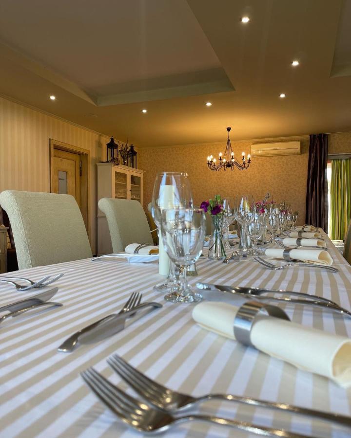 Отель Diva Kacica Restaurant & Pansion Комарно Экстерьер фото