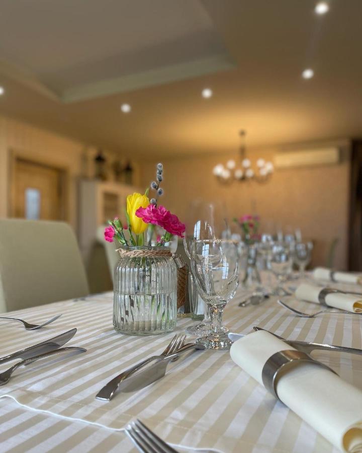 Отель Diva Kacica Restaurant & Pansion Комарно Экстерьер фото