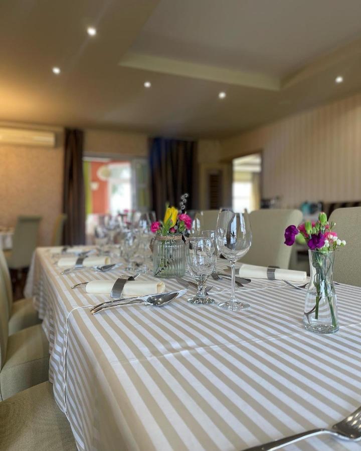 Отель Diva Kacica Restaurant & Pansion Комарно Экстерьер фото