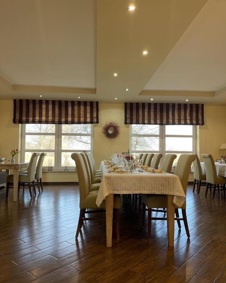 Отель Diva Kacica Restaurant & Pansion Комарно Экстерьер фото