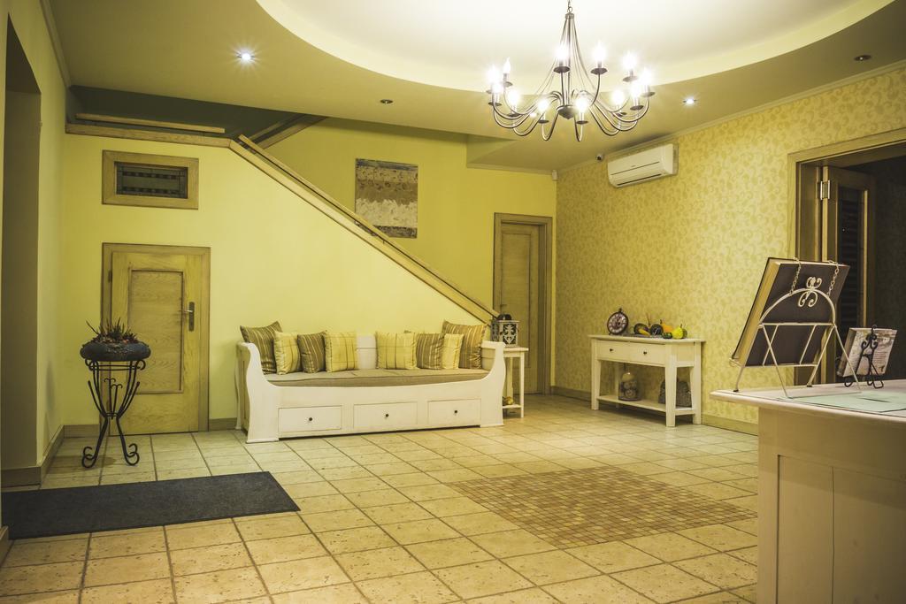 Отель Diva Kacica Restaurant & Pansion Комарно Экстерьер фото