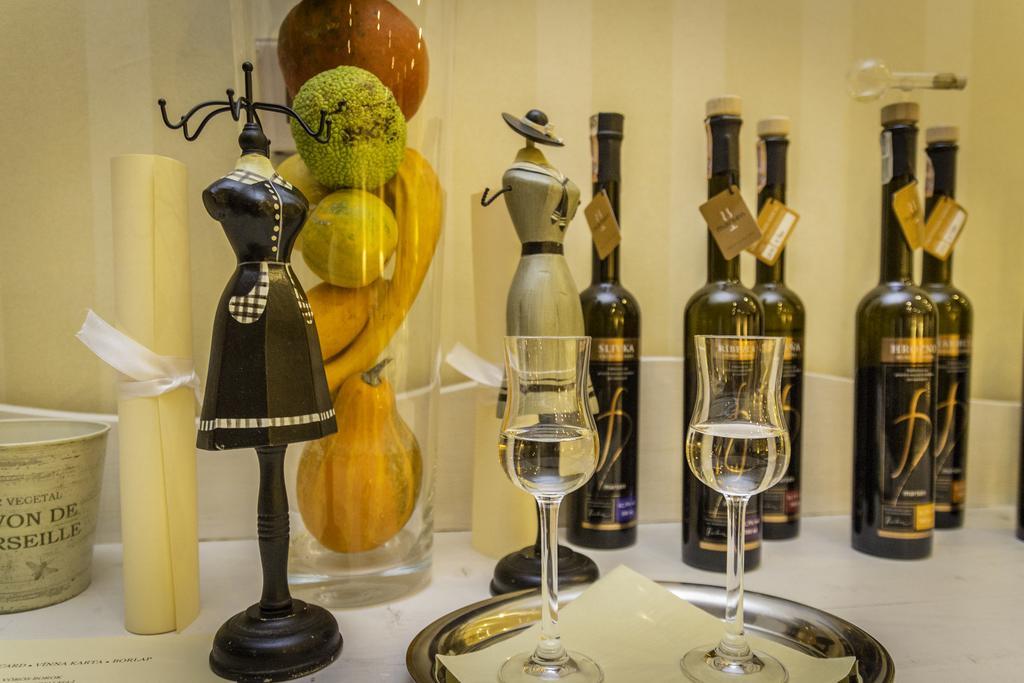 Отель Diva Kacica Restaurant & Pansion Комарно Экстерьер фото