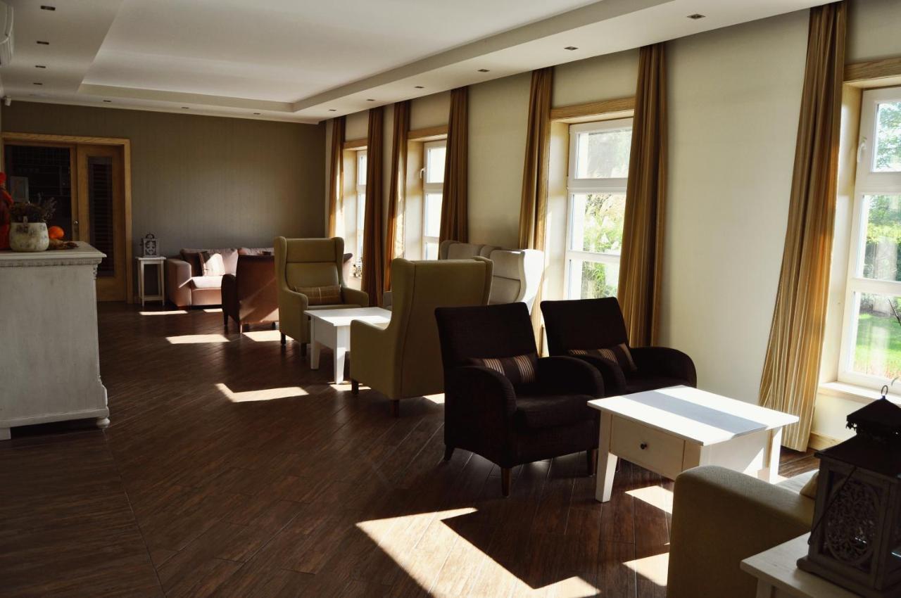 Отель Diva Kacica Restaurant & Pansion Комарно Экстерьер фото